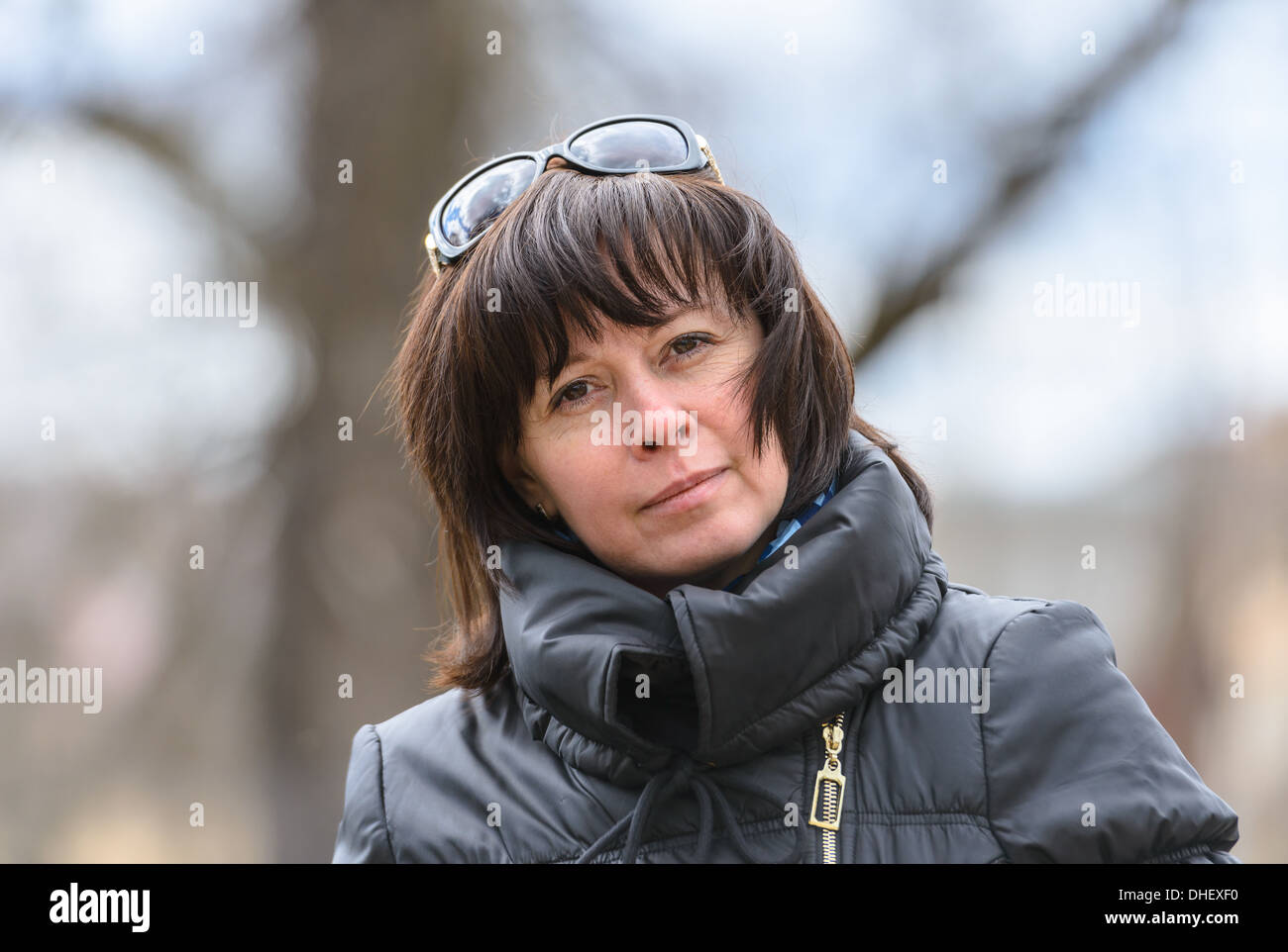 Brünette in einer schwarzen Jacke Stockfoto
