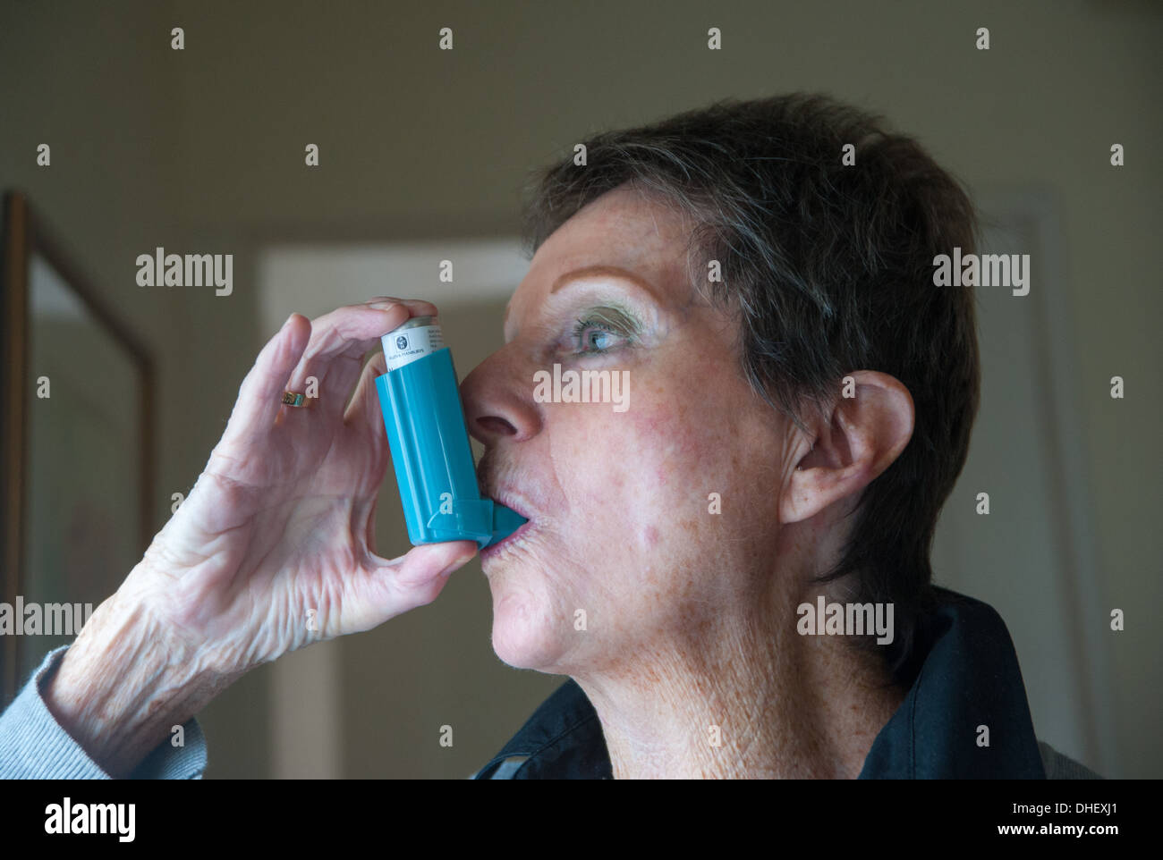 Senior-Seniorin 70er Jahre mit einem Asthma-Inhalator-Kugelfisch Stockfoto