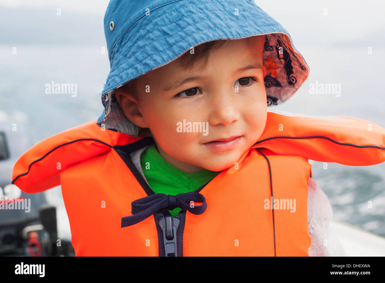 Junge genießen Bootsfahrt Stockfoto