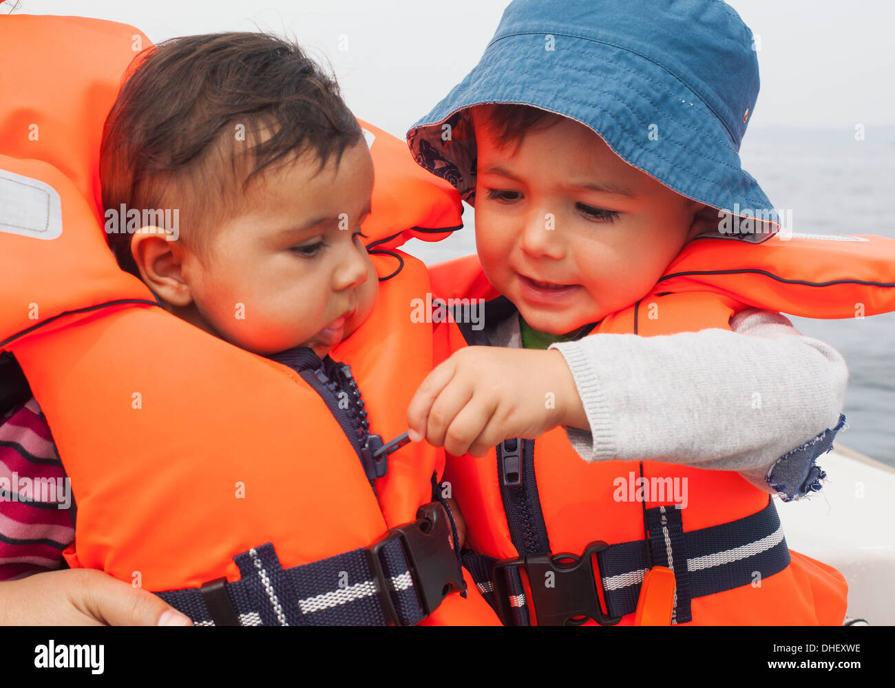 Jungen zippen Baby Rettungsweste Stockfoto