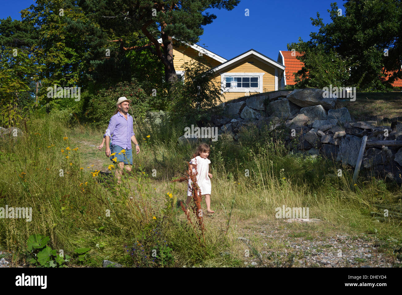Vater und Tochter bummeln, Utvalnas, Hotels, Schweden Stockfoto