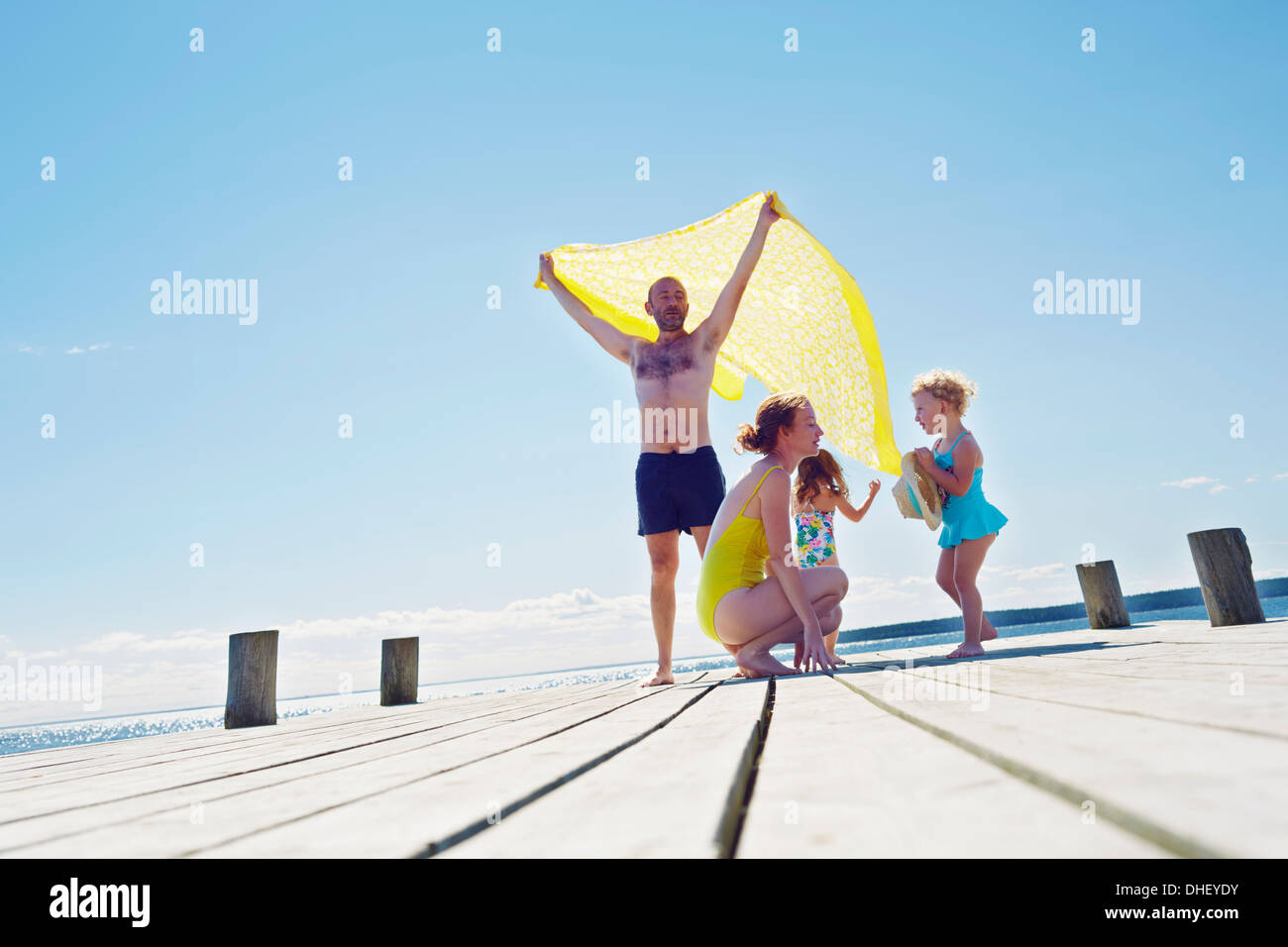 Junge Familie auf Pier, Utvalnas, Hotels, Schweden Stockfoto