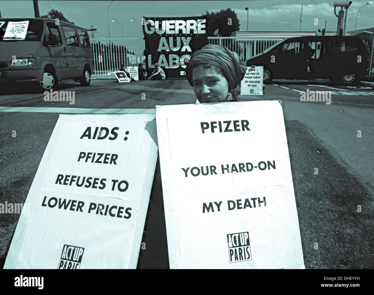 Amboise, Frankreich, AIDS-Aktivisten von Act up-Paris protestieren gegen 'Big Pharma', Pharmaindustrie, Pfizer; (das weltweit größte forschungsbasierte Pharmaunternehmen) und seine hohen Preise für A.R.V. ('antiretrovirale Medikamente') in Afrika und schließen seine Fabrik, große Pharmaproteste, Akt Up Poster, Medikamentenpreise Stockfoto