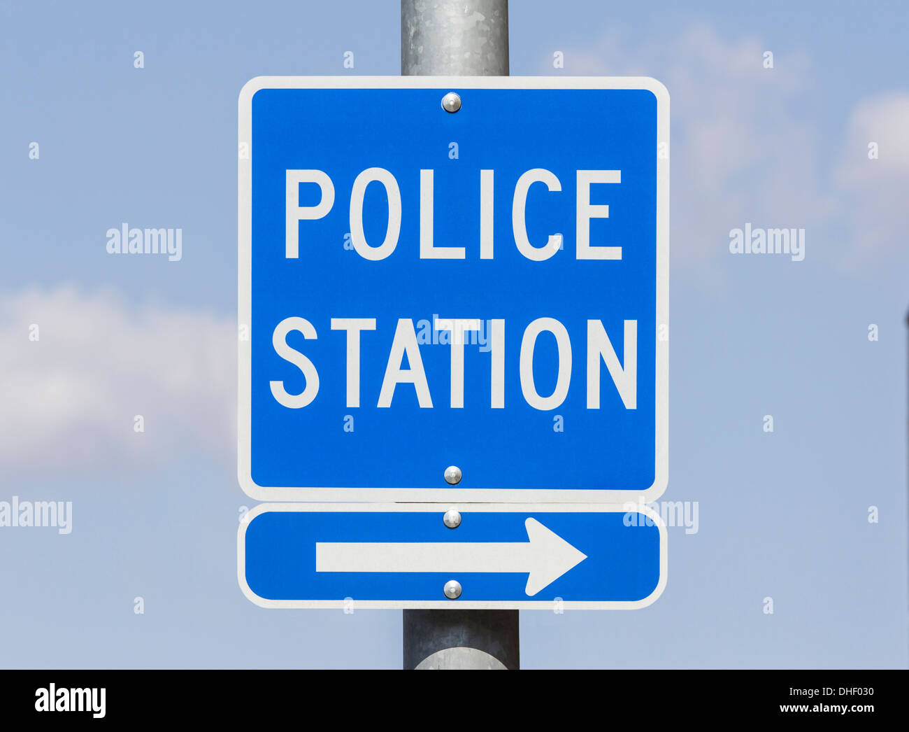 Polizeistation Wegweiser mit blauem Himmel. Stockfoto