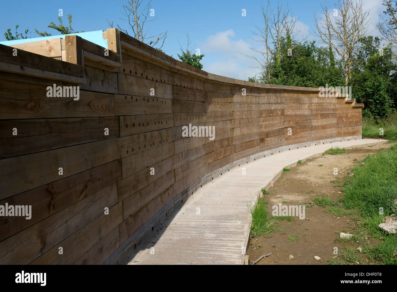 Eine hölzerne künstliche Uferschwalbe Bank und Bat Roost im East Devon Axt Mündung Feuchtgebiete Naturreservat in der Nähe von Seaton in Devon Stockfoto