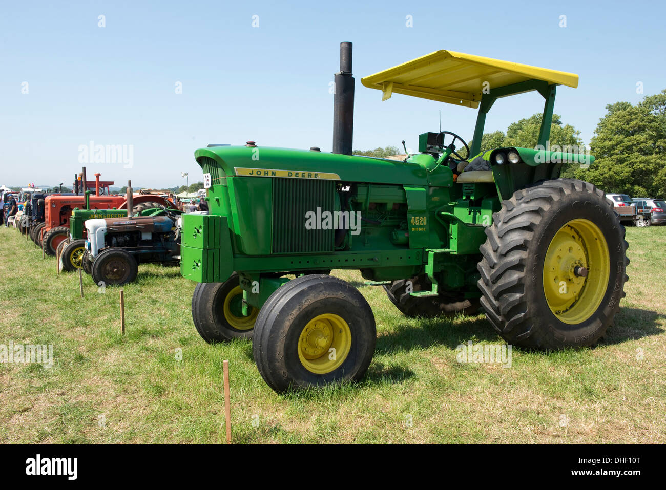 Vintage John Deere Traktoren mit anderen auf ein Display auf der Honiton in East Devon Stockfoto