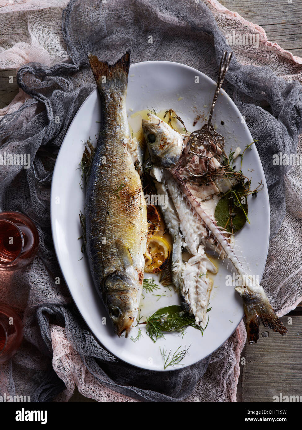 Stillleben mit Fisch Branzino und Knochen Stockfoto