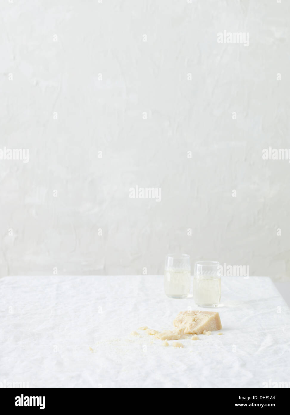 Stillleben mit Parmesan und Weisswein Stockfoto