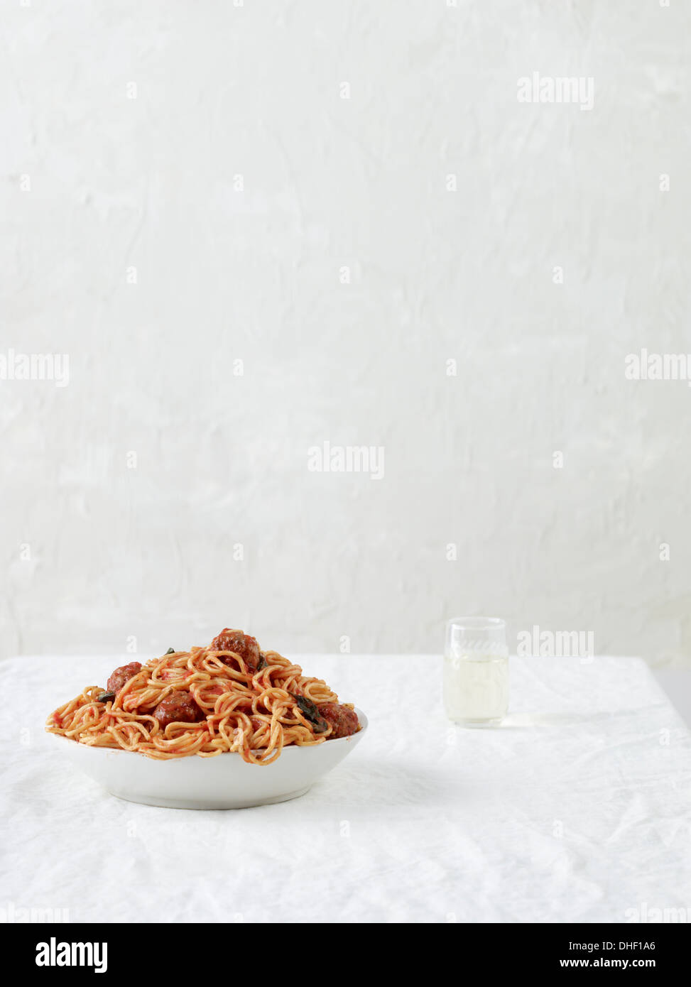 Stillleben mit Spaghetti und Fleischbällchen mit Weißwein Stockfoto