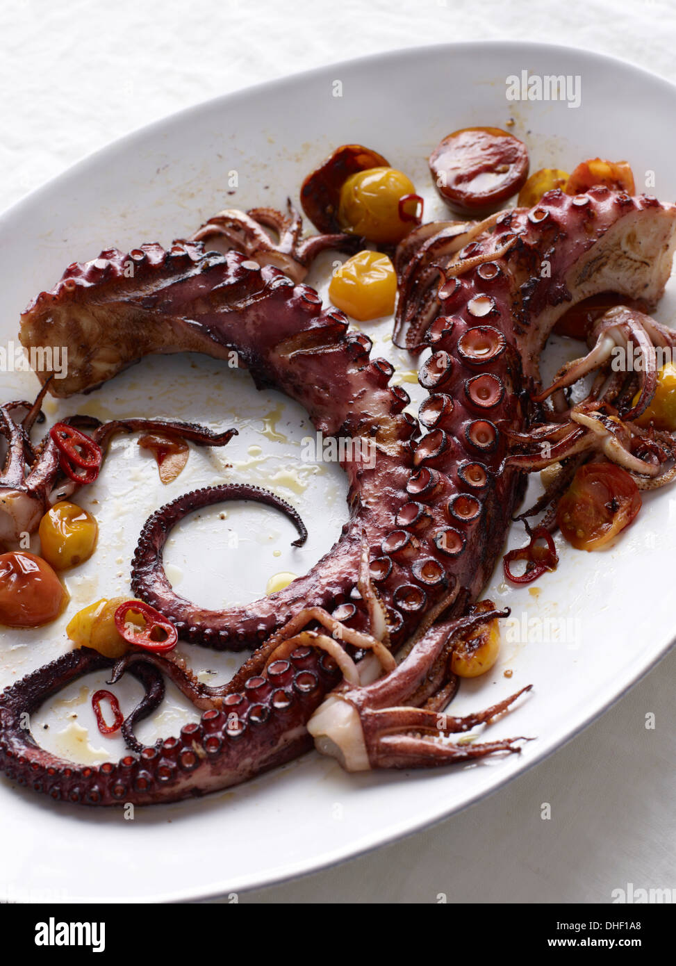 Tintenfisch mit gerösteten Tomaten und Chilischoten Stockfoto