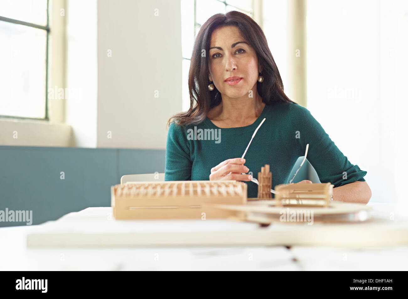 Architekt mit Modell Stockfoto