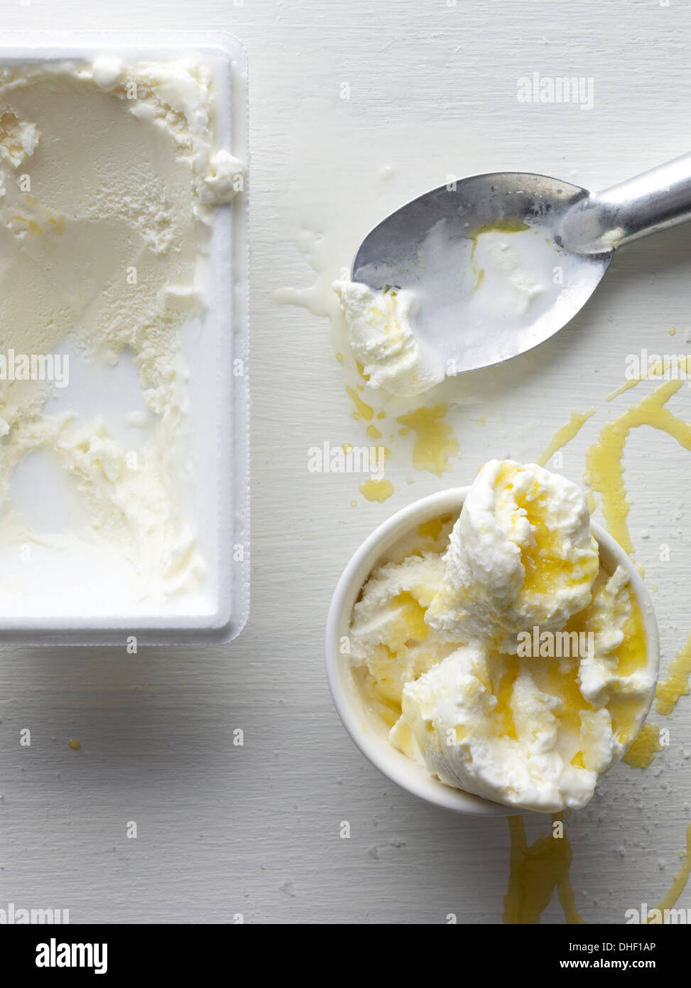 Vanille-Eis mit Meersalz und Olivenöl Stockfoto