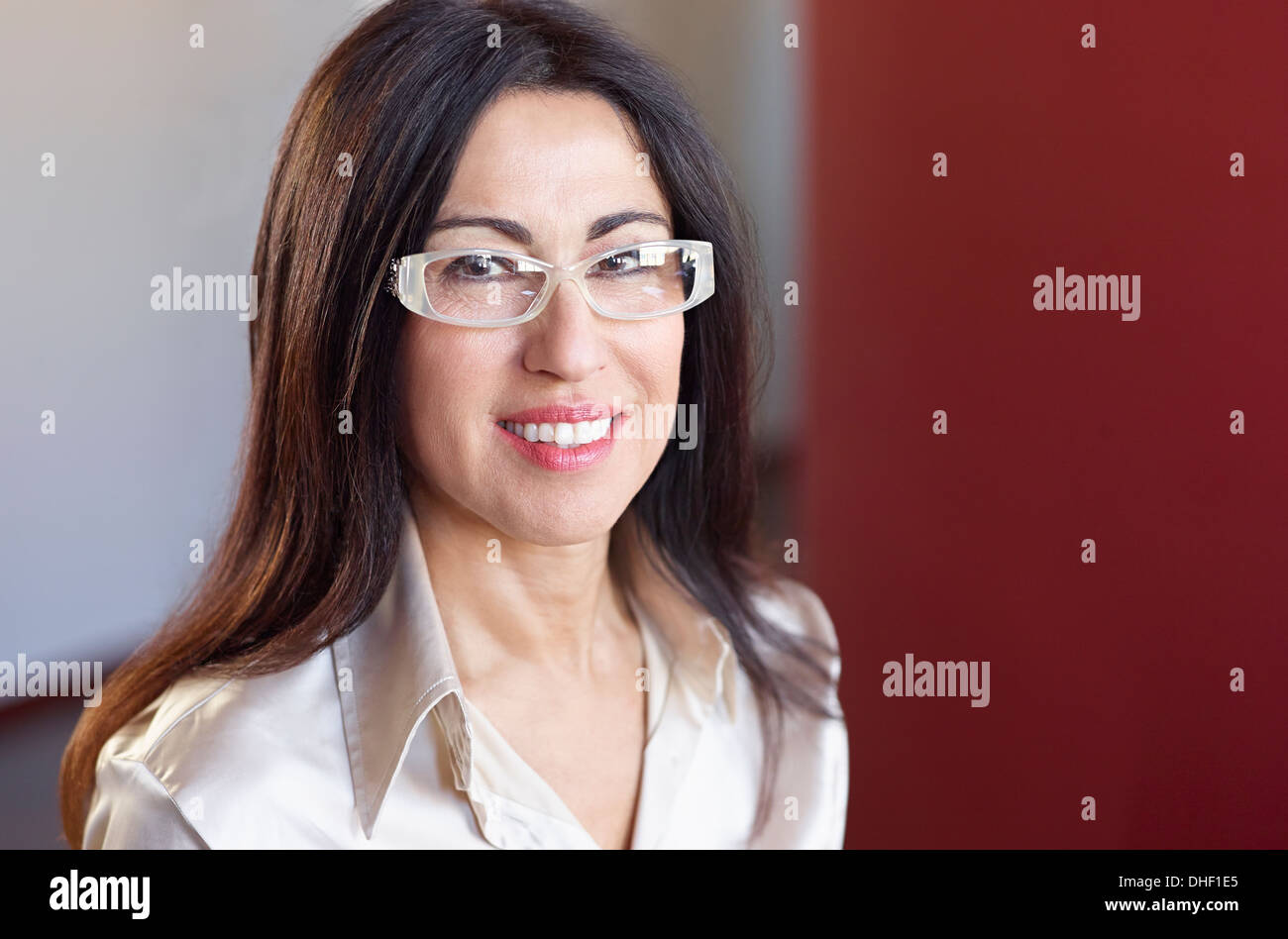 Porträt von brunette Geschäftsfrau mit Brille Stockfoto