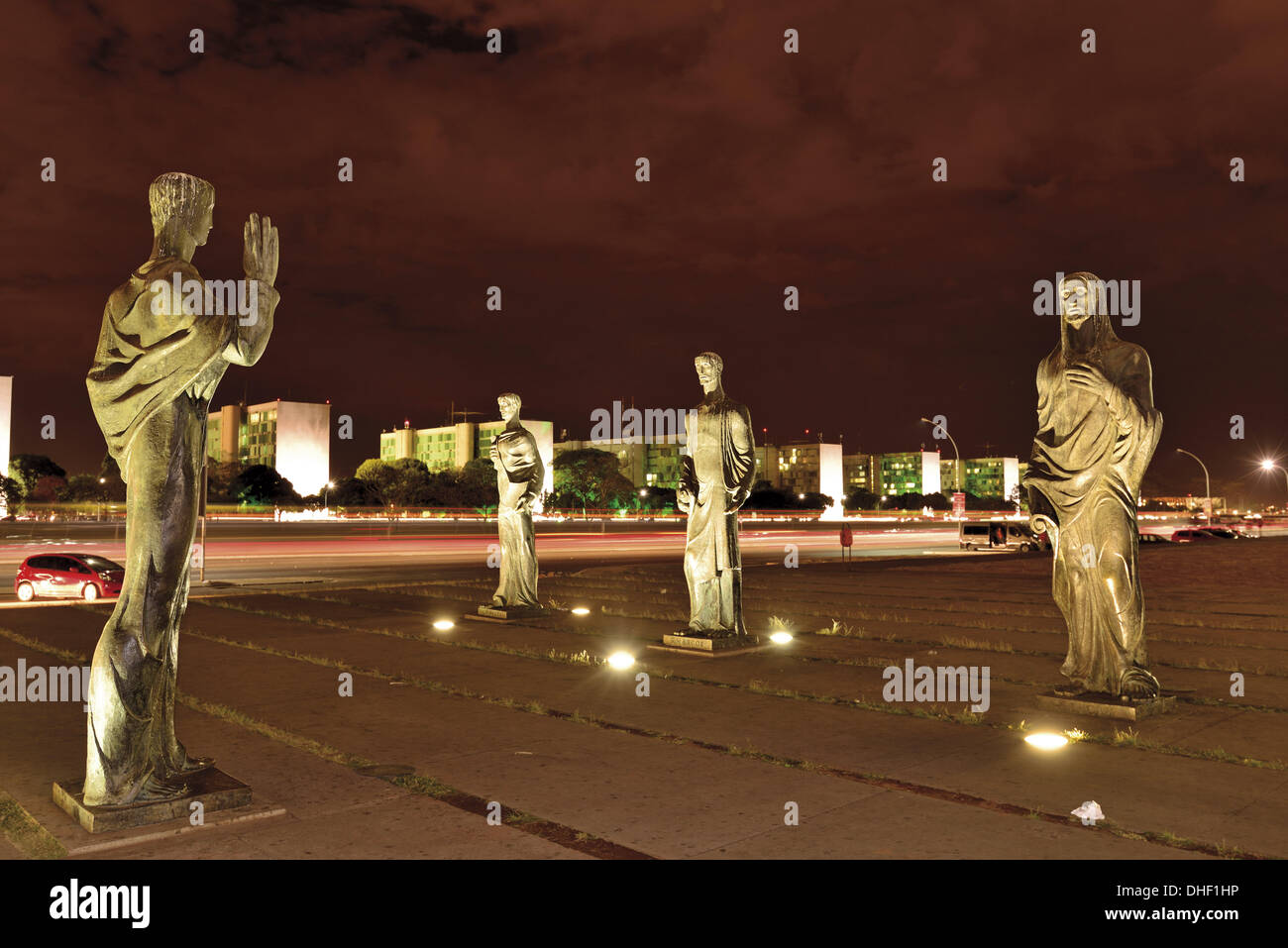 Brasilien, Brasilia, Brasilien, Nacht, Beleuchtung, Kathedrale unserer lieben Frau von Aparecida, Reisen, Tourismus, Religion, Evangelisten, Skulpturen, Statuen, nächtliche Esplanada Dos Ministerios, Straße, Gebäude, surreal, dunkel, künstliches Licht, Licht, Sightseeing Stockfoto