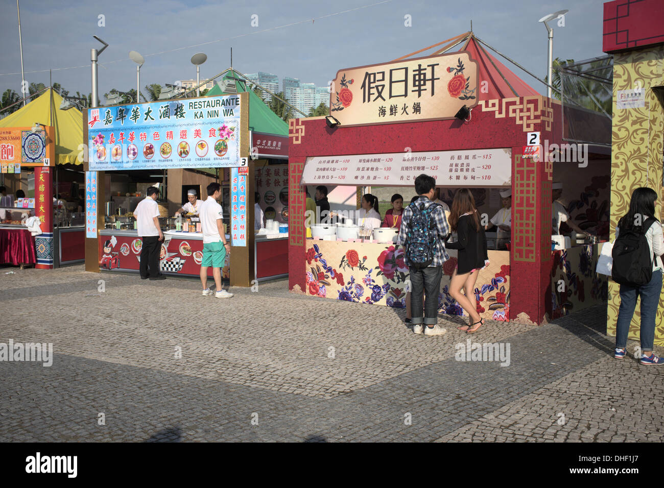 Kunden, die Schlange an den Ständen am Eröffnungsabend des Macau Food Festival Stockfoto