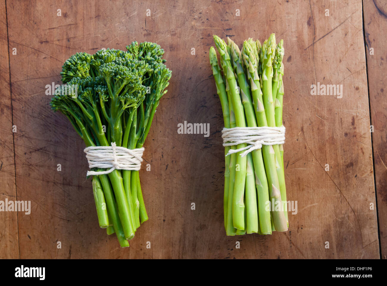 Trauben von Brokkoli und Spargel mit Schnur, Stillleben gebunden Stockfoto