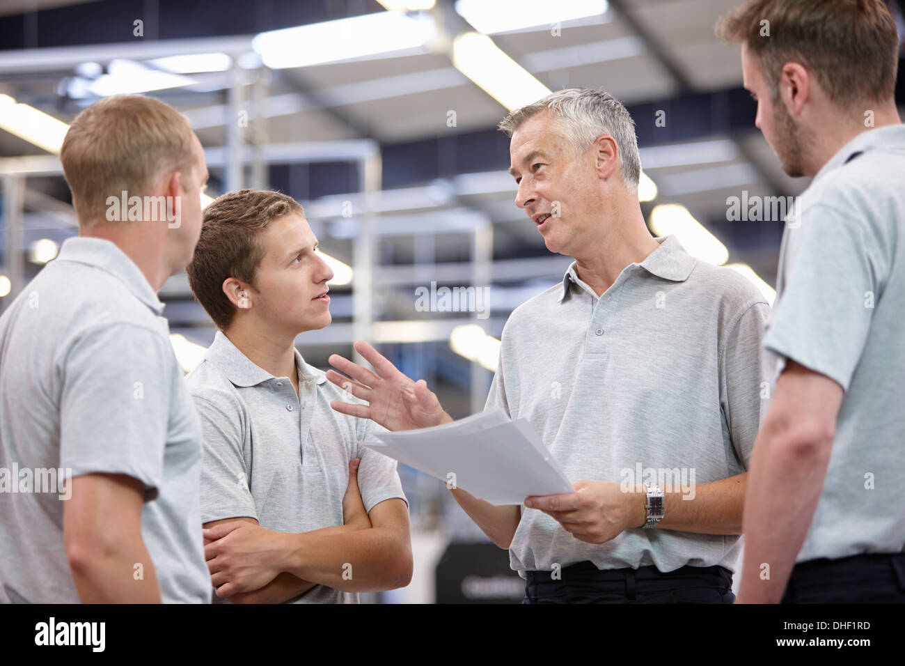 Manager und Mitarbeiter treffen in engineering-Fabrik Stockfoto