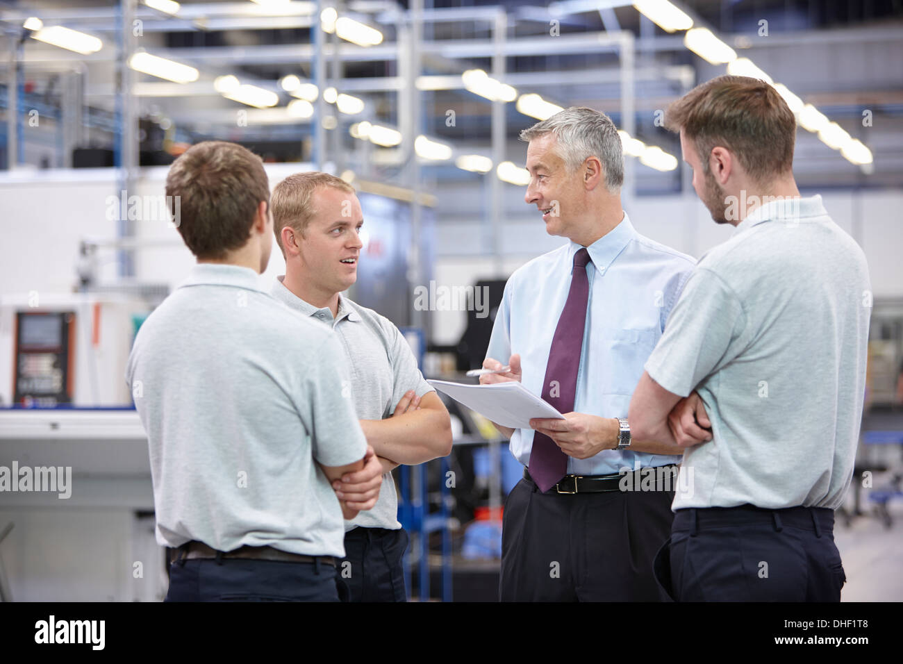 Arbeiter und Manager-meeting in engineering Lager Stockfoto