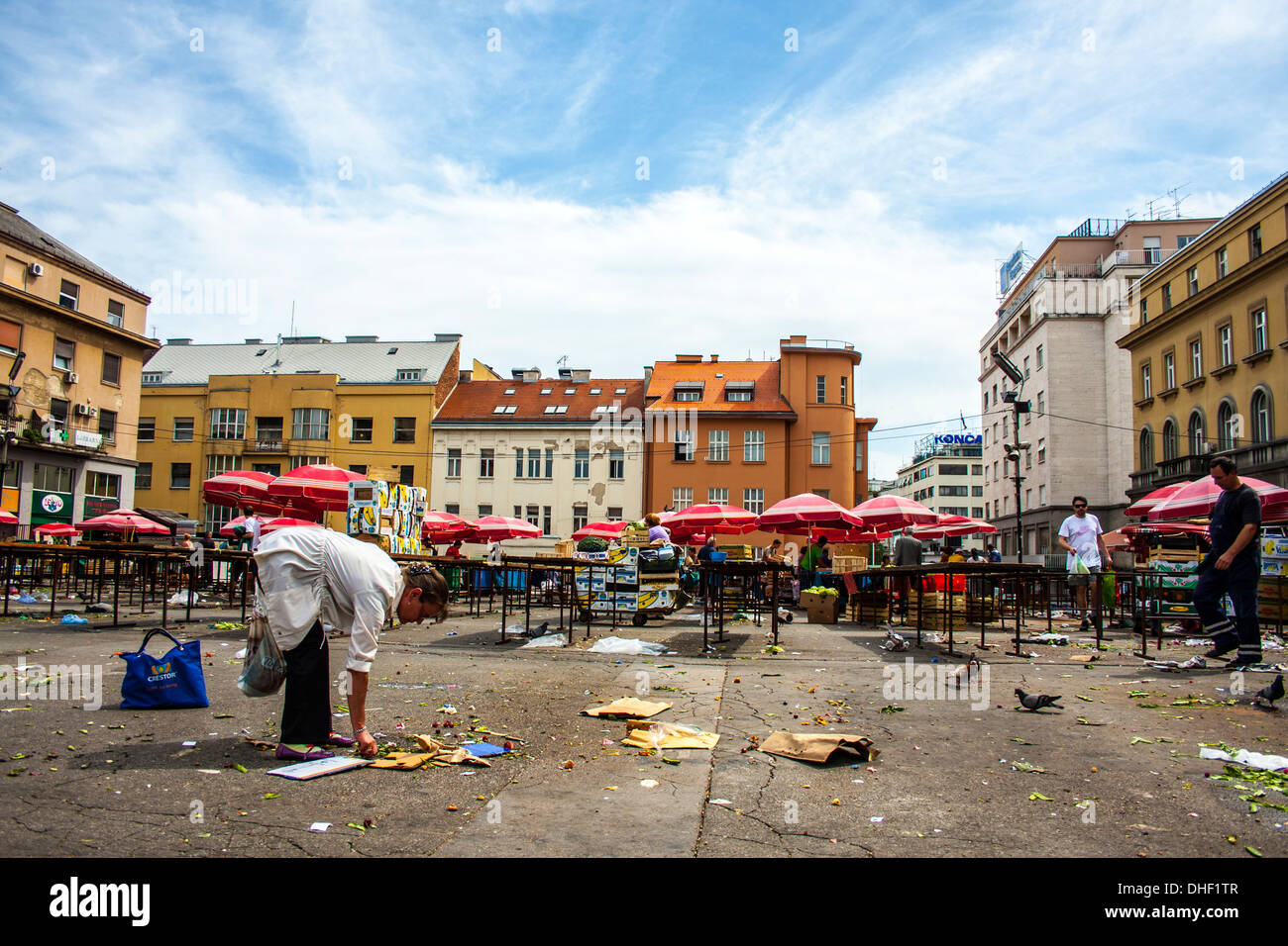 Zagreb Dolac Lebensmittelmarkt. Frau sammelt Abfallreste aus schmutzigem Stadtbeton Stockfoto