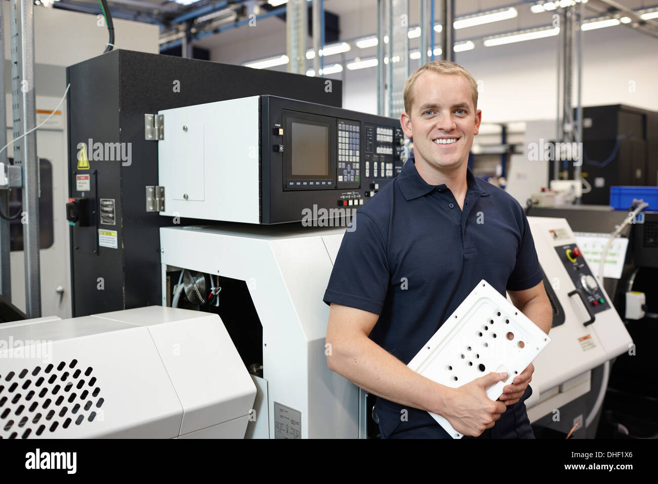 Porträt von Ingenieur mit Komponente in engineering Fabrik Stockfoto