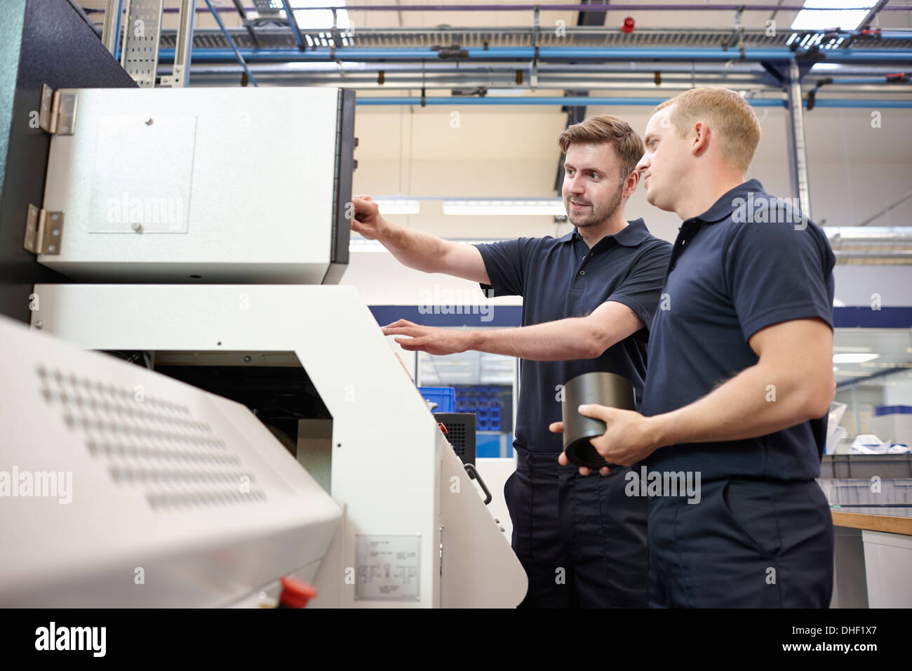 Arbeitnehmer, die Überprüfung Blick auf Systemsteuerung in engineering Fabrik Stockfoto