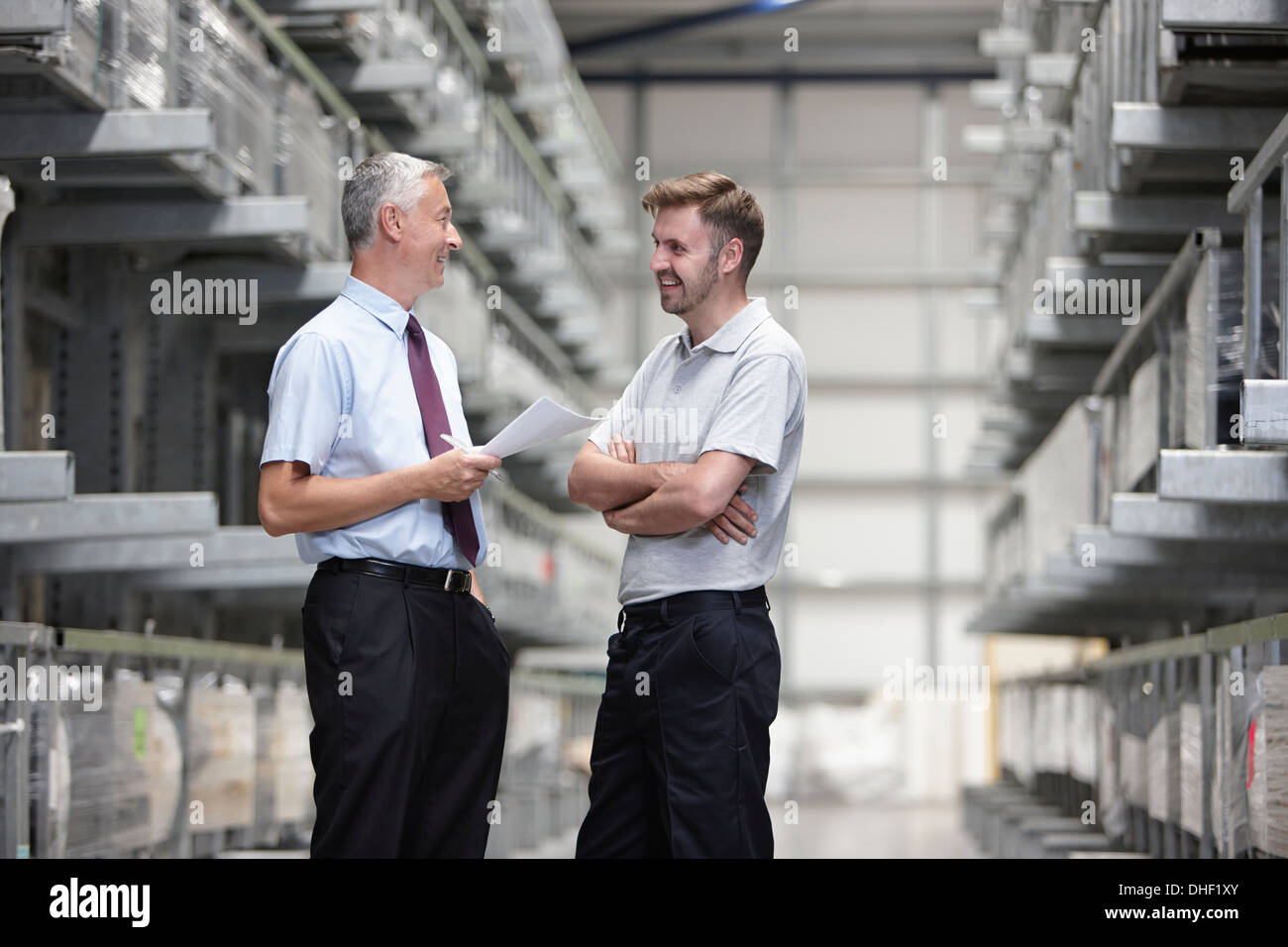 Arbeiter und Manager, die Überprüfung von Bestellungen im engineering warehouse Stockfoto