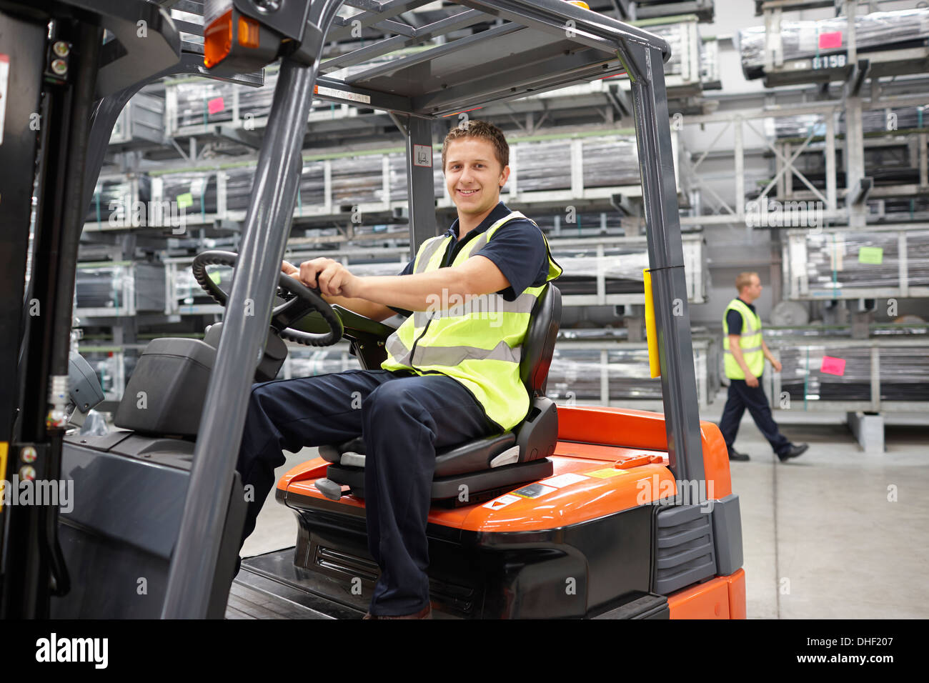 Gabelstapler-LKW-Fahrer im engineering warehouse Stockfoto