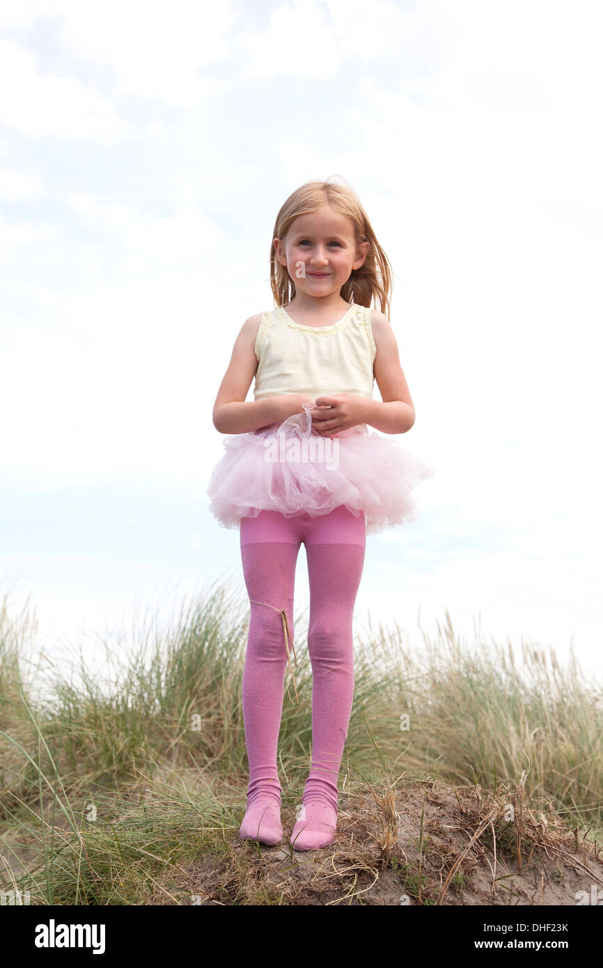 Porträt eines Mädchens tragen Tutu auf Dünen, Wales, UK Stockfoto
