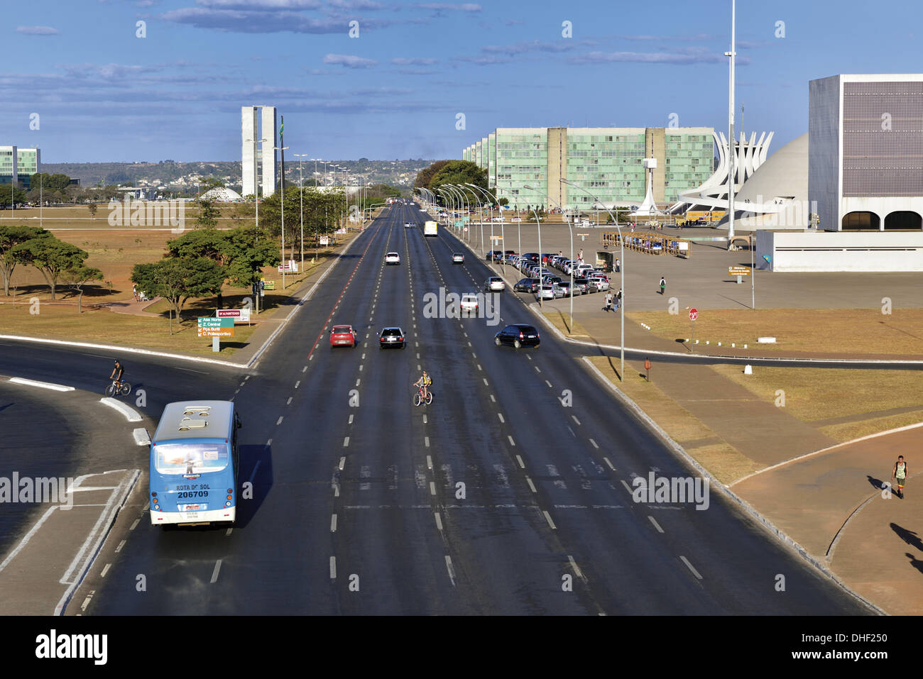 Brasilien, Brasilia, Esplanado Dos Ministerios, Ansicht, Straße, Autos, Verkehr, Denkmäler, National Congress, Kathedrale von Brasilia, Nationalmuseum, Ministerien, Stadt, Stadt, brasilianischen Hauptstadt, politisches Zentrum, Sightseeing, Oscar Niemeyer, Juscelino Kubitschek, Stockfoto