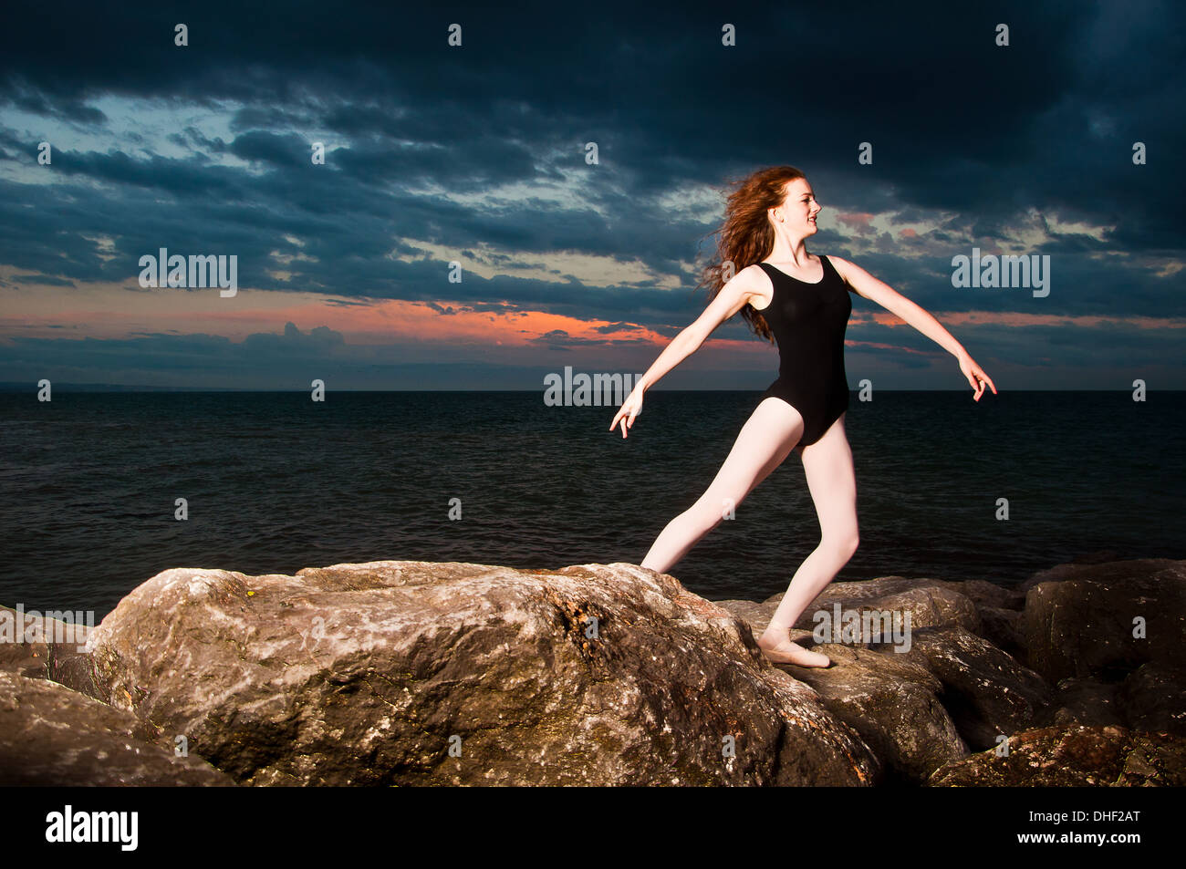 Jungen Ballerina tanzen auf Felsen Stockfoto