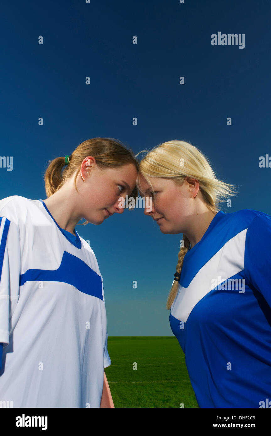 Weibliche Fußball Konkurrenz Kopf an Kopf Stockfoto