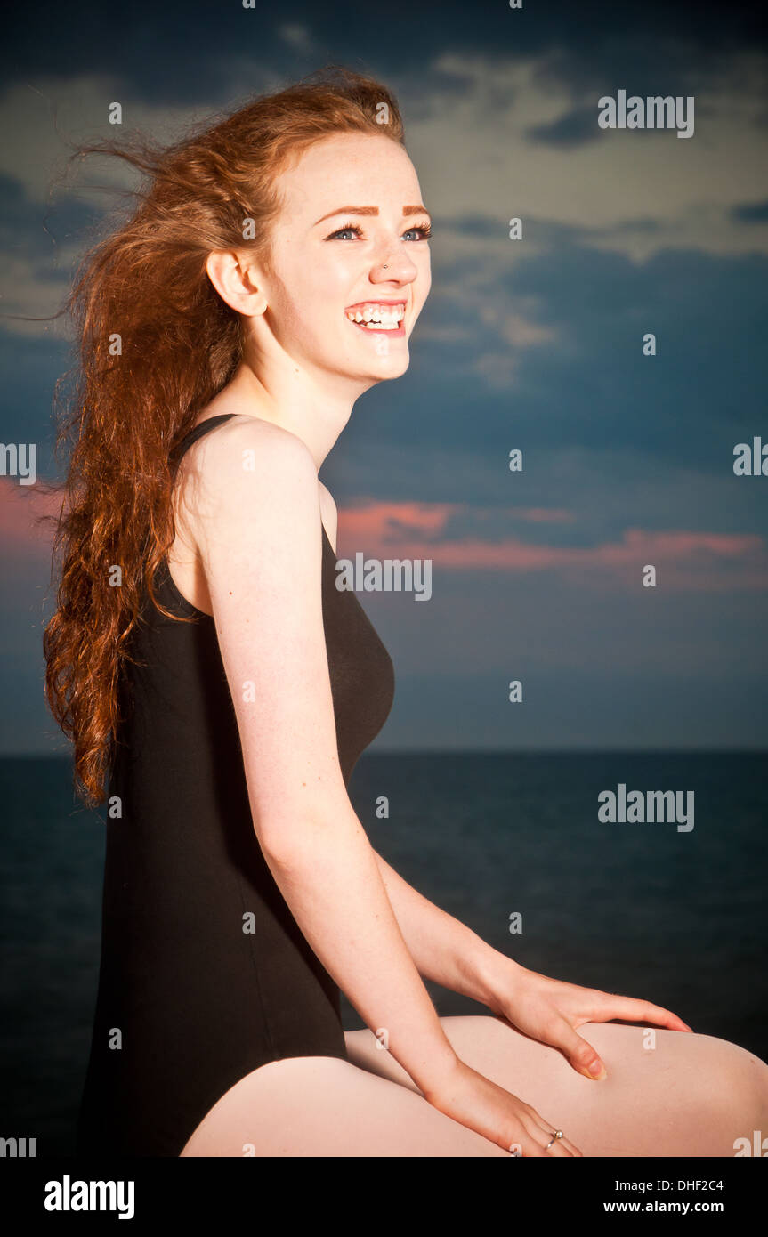 Jungen Ballerina tanzen auf Felsen Stockfoto