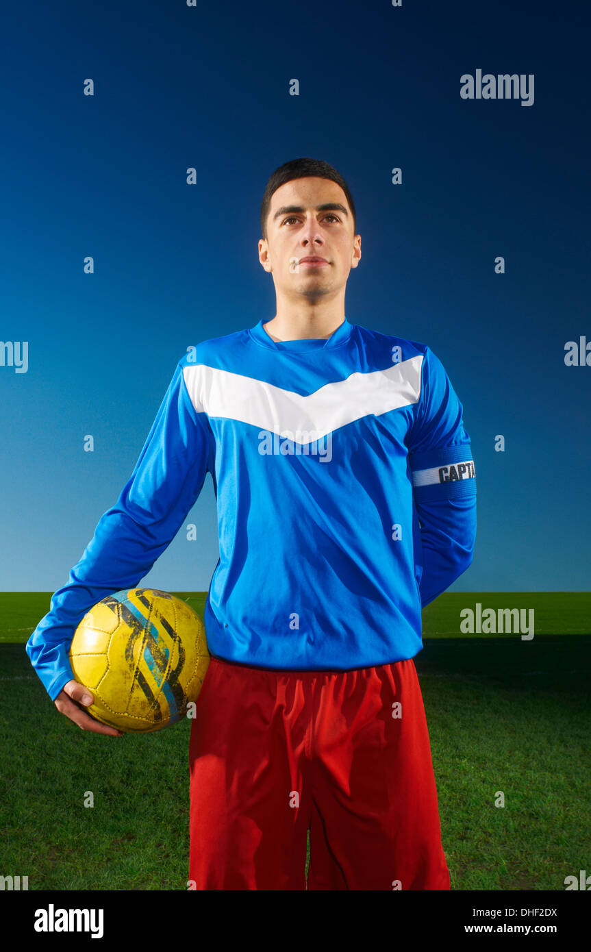 Porträt von Fußball-Team-Kapitän mit ball Stockfoto