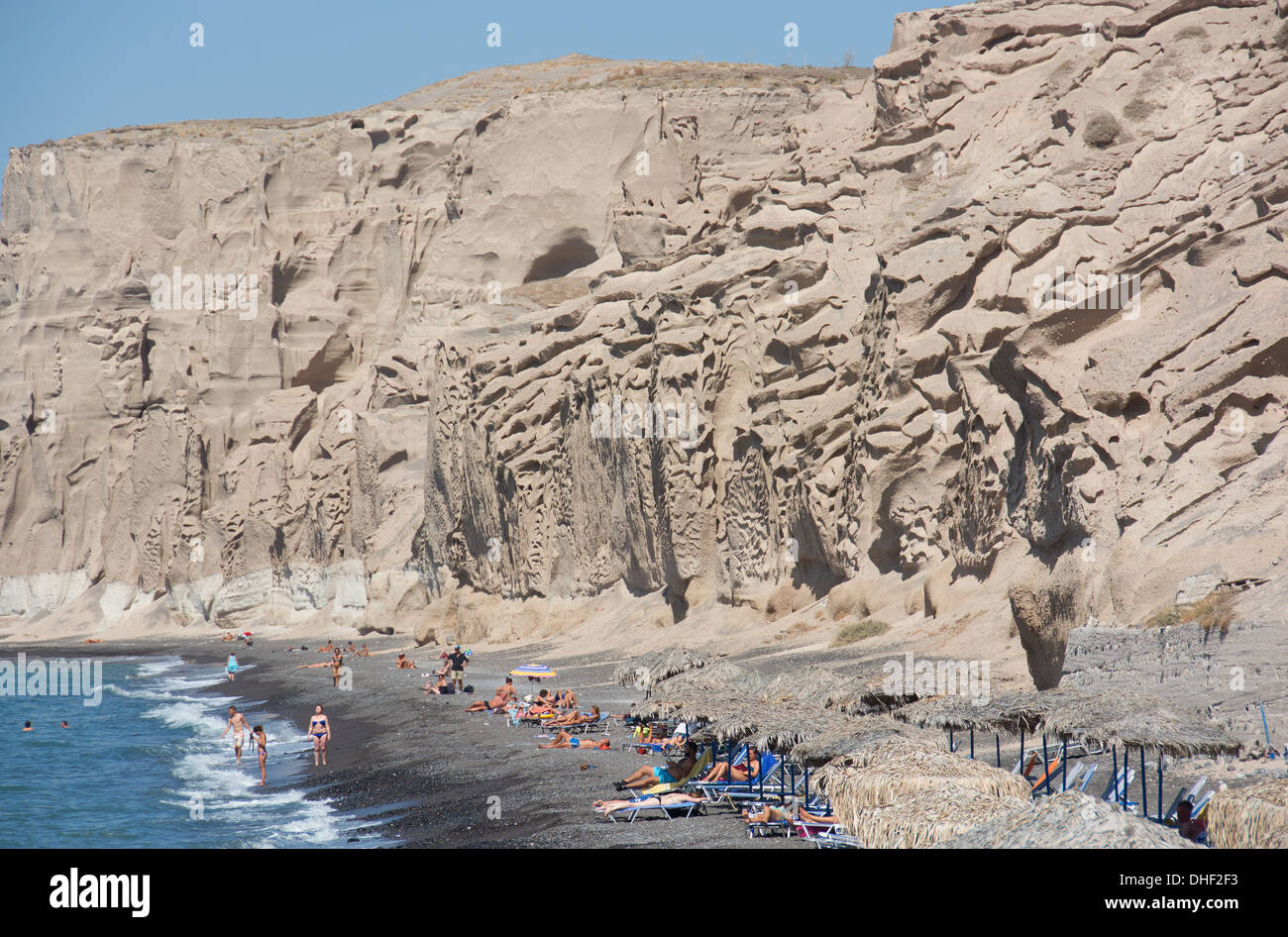 SANTORINI (THIRA), KYKLADEN, GRIECHENLAND. Wind erodiert Bimsstein Klippen und vulkanischen Sand Strand Vlychada. 2013. Stockfoto