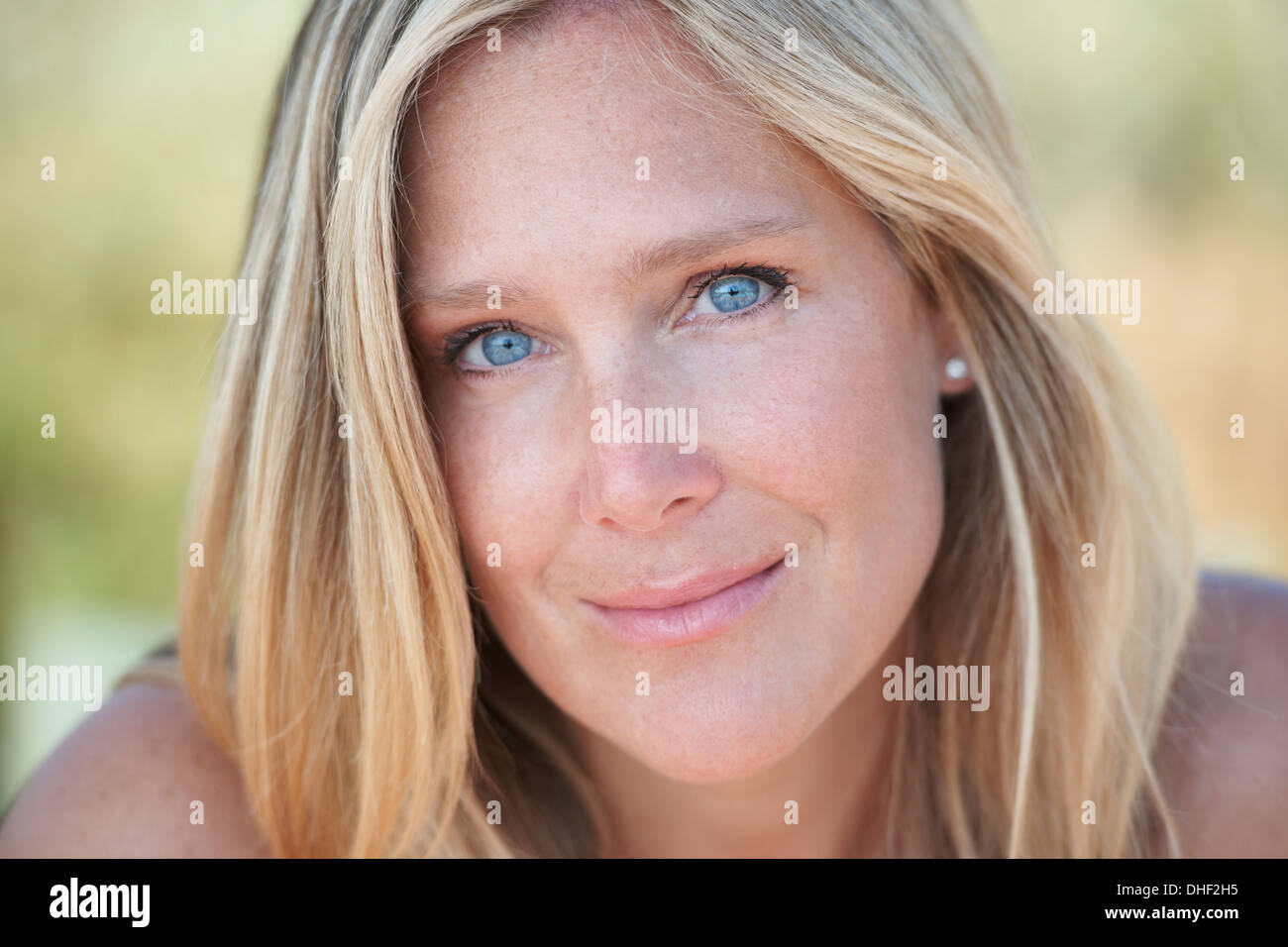 Porträt von Reife Frau mit blonden Haaren und blauen Augen Stockfoto