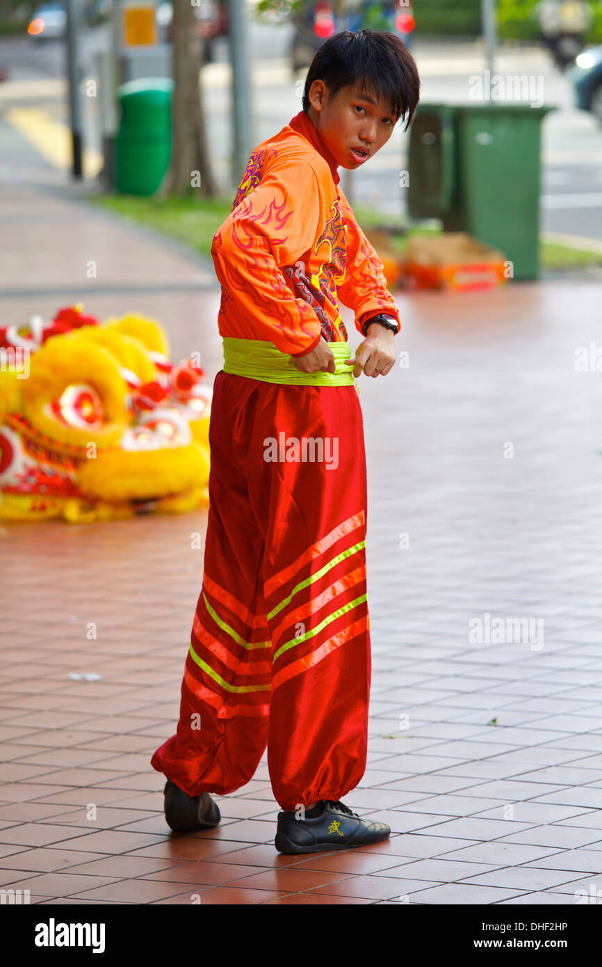 Junge chinesische Künstler bereitet der Drachentanz in Singapur. Stockfoto