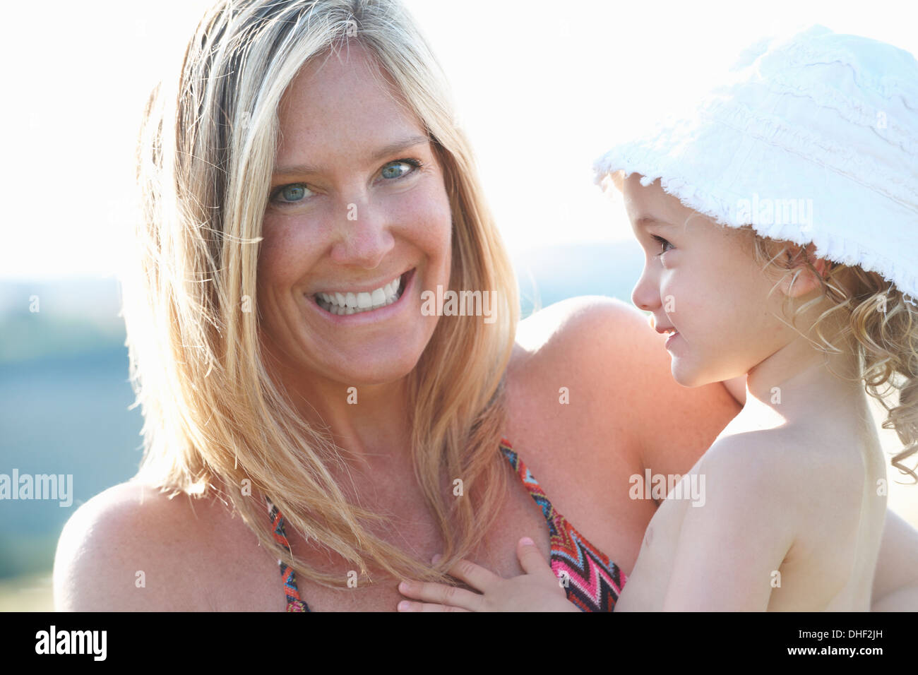 Porträt der Mutter halten junge Tochter tragen Sonnenhut Stockfoto