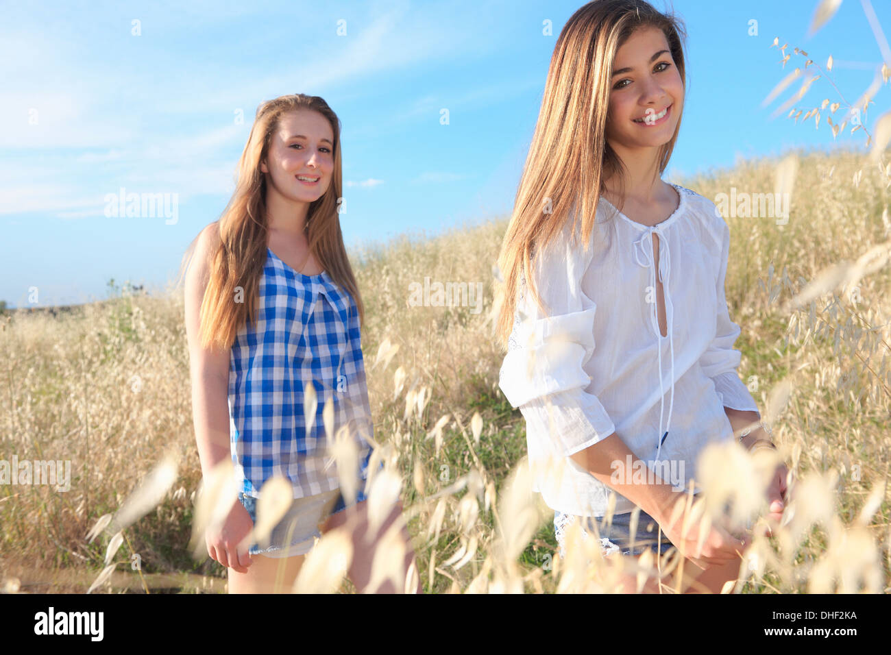 Mädchen im Teenageralter im Feld, Toskana, Italien Stockfoto