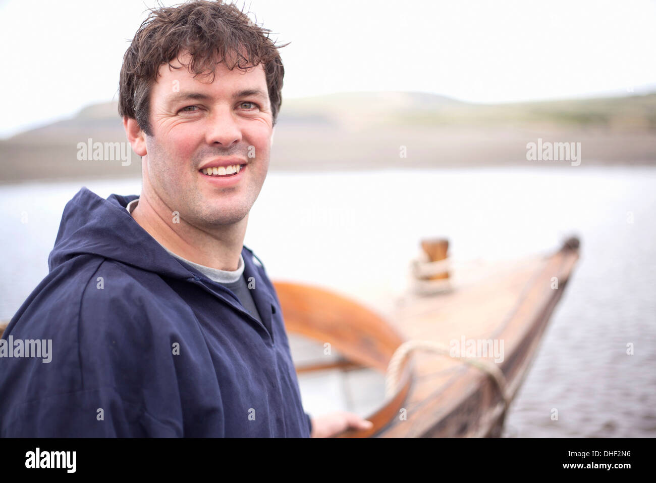 Porträt des Menschen lächelnd in Richtung Kamera, Wales, UK Stockfoto