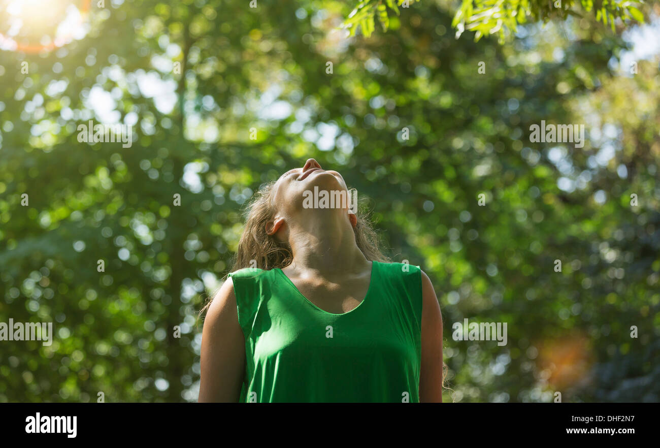 Teenager-Mädchen tragen grüne Top suchen, Prag, Tschechische Republik Stockfoto