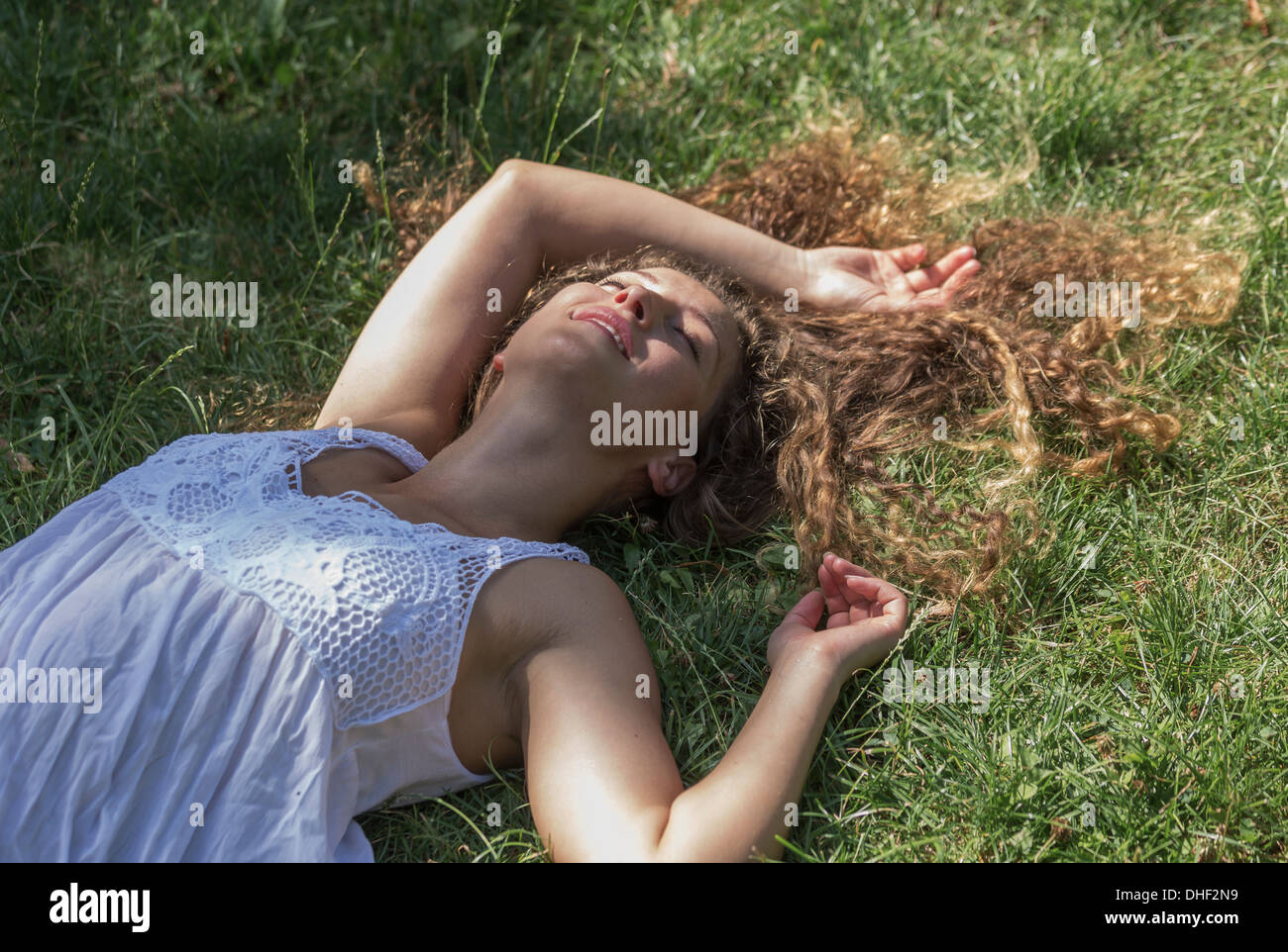 Teenager-Mädchen liegen auf dem Rasen, Prag, Tschechische Republik Stockfoto