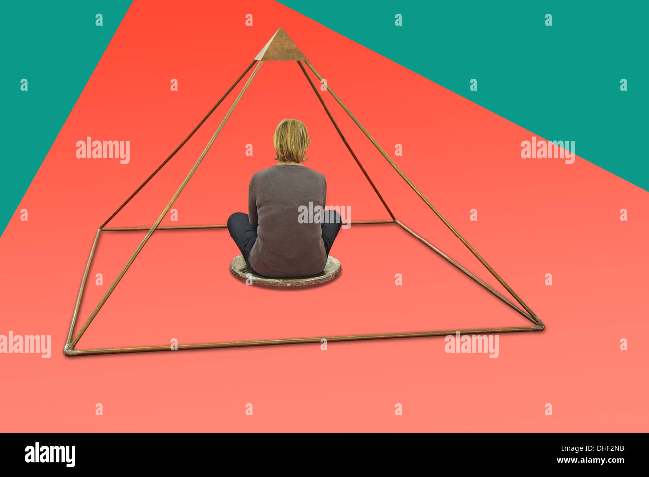 Frau, meditieren und Yoga in Metall Pyramide Stockfoto