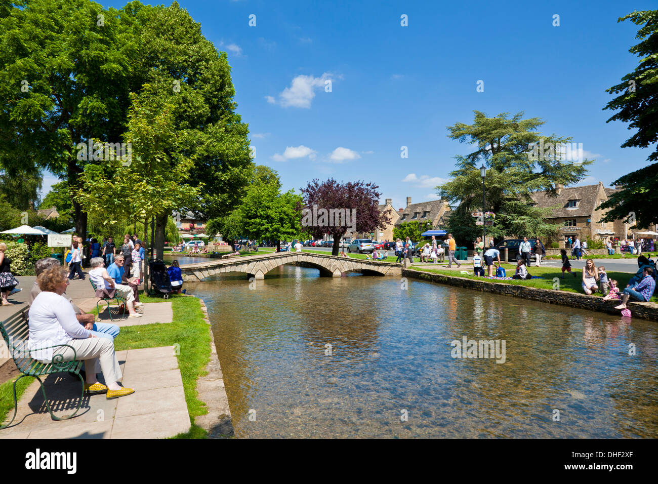 Cotswolds Village Bourton on the Water mit Besuchern am Fluss windrush Bourton on the Water Cotswolds Gloucestershire England GB Europa Stockfoto
