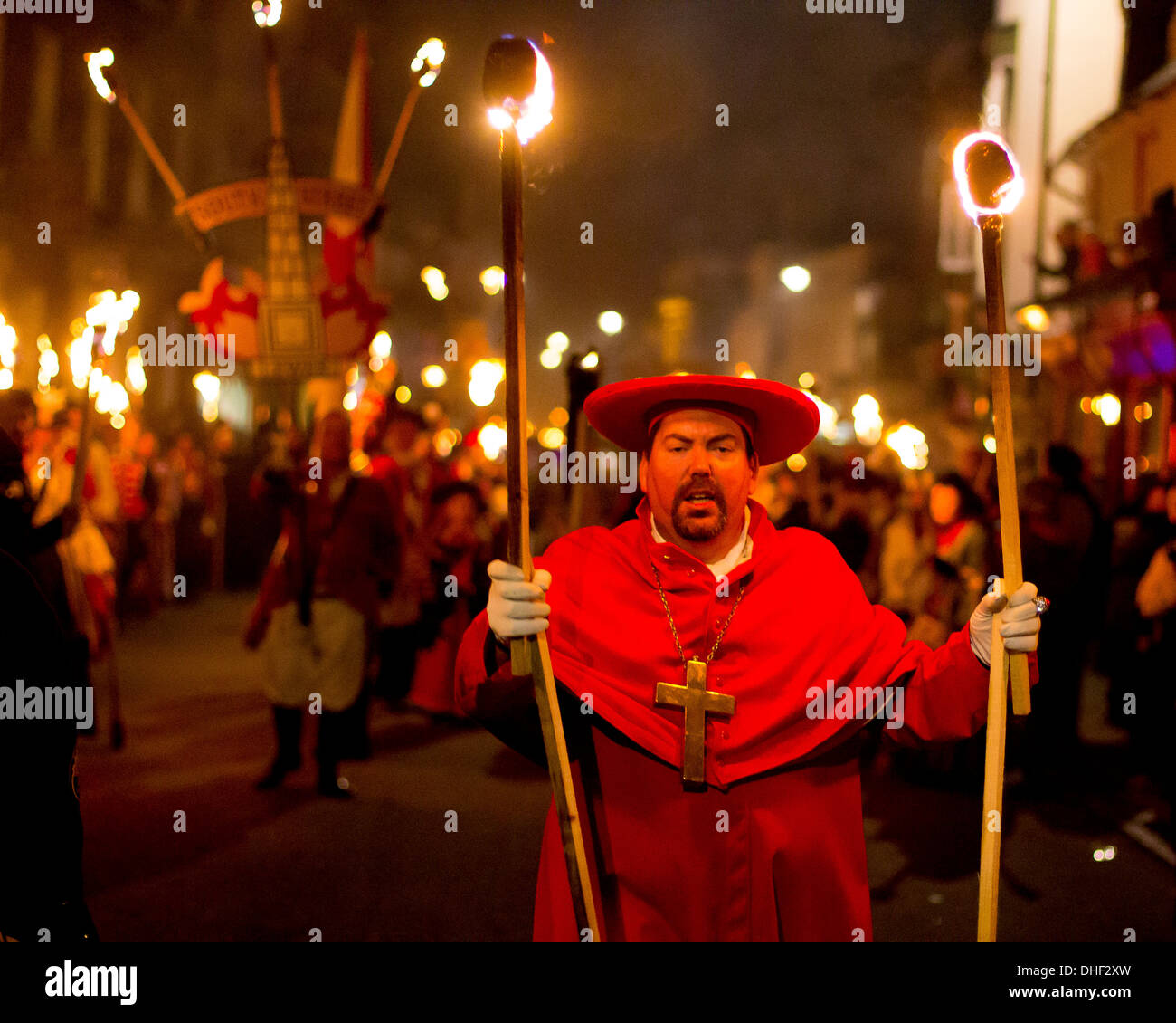 Mann verkleidet als römisch-katholische Kardinal an der Spitze der Prozession von der South Street Bonfire Society - Lewes Bonfire Night Stockfoto