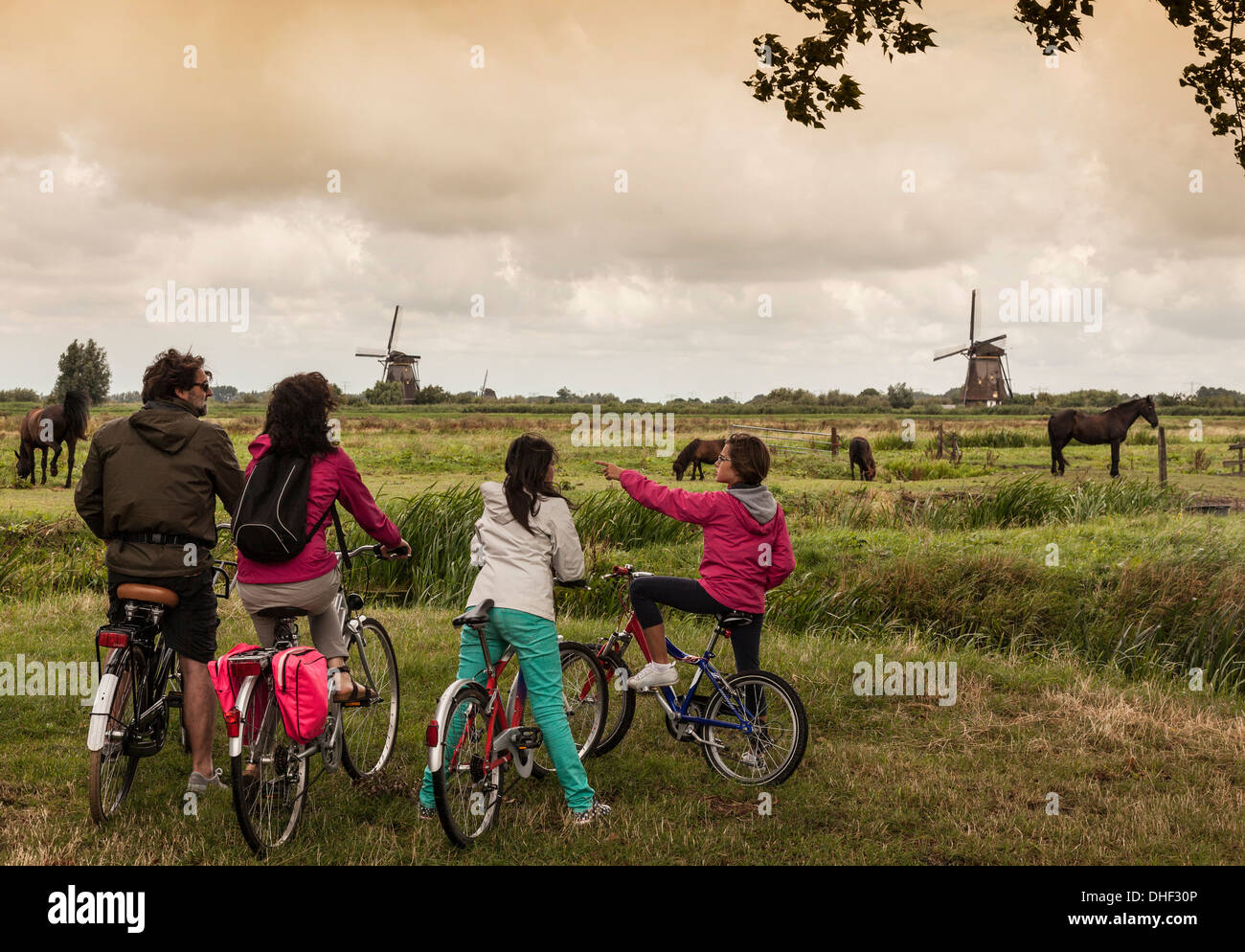 Familie mit zwei Kindern auf Fahrrädern, Kinderdijk, Holland, Amsterdam Stockfoto