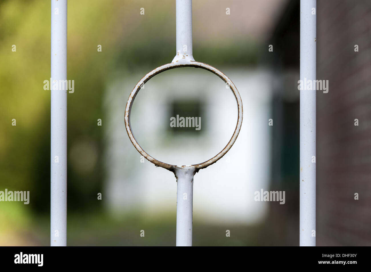 Runde dekorative Element auf einen Eisenzaun Stockfoto