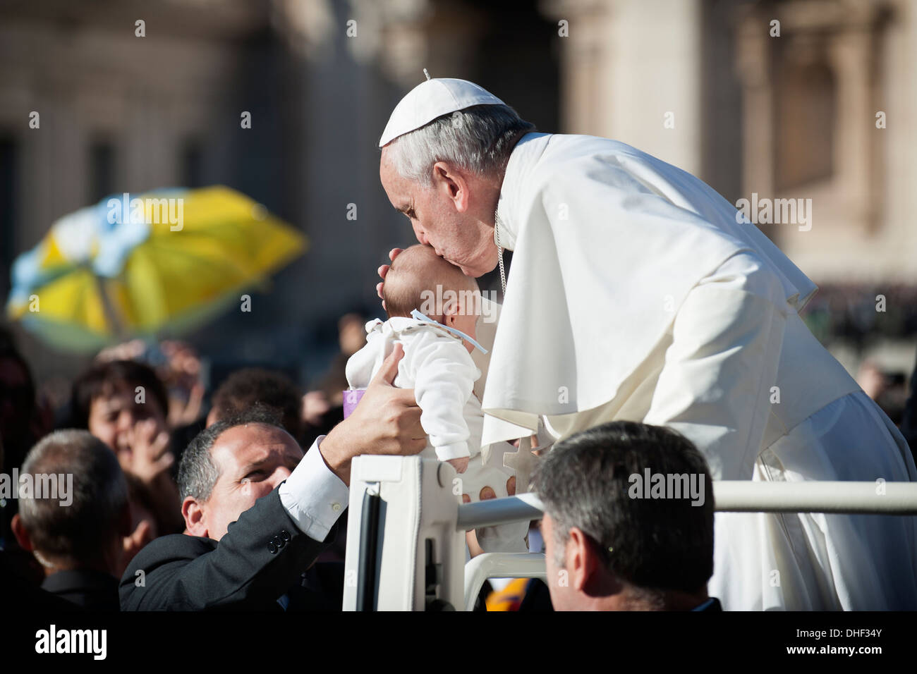 Francis Papst grüßt Gläubigen Stockfoto