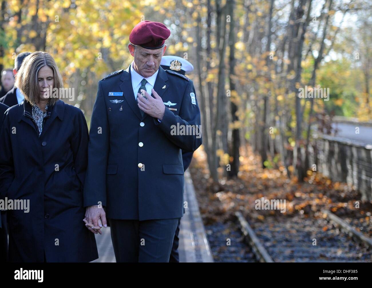 Berlin, Deutschland. 8. November 2013. Generalstabschef der israelischen Streitkräfte Benjamin Gantz und seine Frau Revital Gantz Fuß entlang der Gleise, während eine Kranzniederlegung anlässlich des 75. Jahrestag der Pogromnacht am Gleis 17 (lit. Track 17) Denkmal in Berlin, Deutschland, 8. November 2013. Foto: BRITTA PEDERSEN/Dpa/Alamy Live News Stockfoto