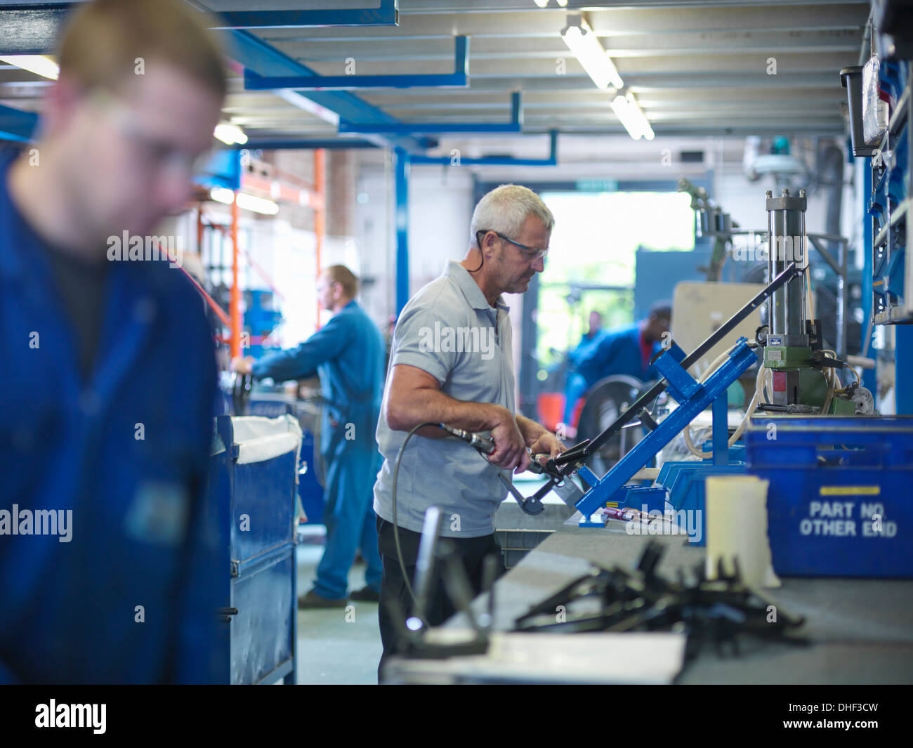 Arbeiter am Fließband in der Fabrik Stockfoto