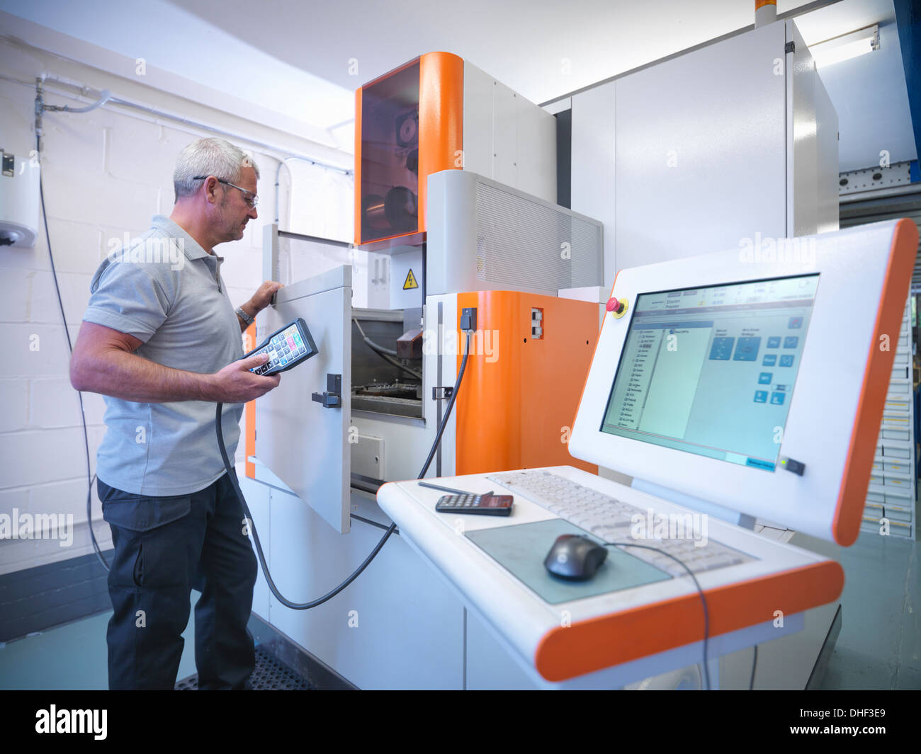 Ingenieur, Draht-Erodiermaschine in Fabrik in Betrieb Stockfoto